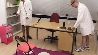 Der freundliche Doktor hilt bei der Kanal Reinigigung