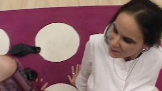 Der freundliche Doktor hilt bei der Kanal Reinigigung