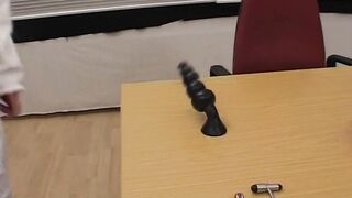 Der freundliche Doktor hilt bei der Kanal Reinigigung