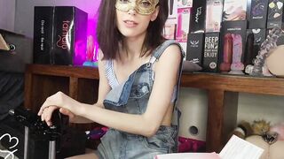 Sarah Sue Unboxing Auxfun Fucked Machine from Hismith