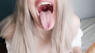 Vends-ta-culotte - Young vulgar sluts sucking off sex toy and masturbating