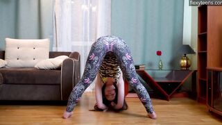 beauty Hungarian Bae Törpe Baba with Beauty butt spreads legs