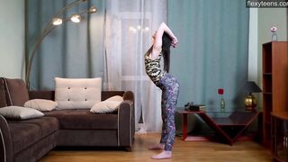 beauty Hungarian Bae Törpe Baba with Beauty butt spreads legs