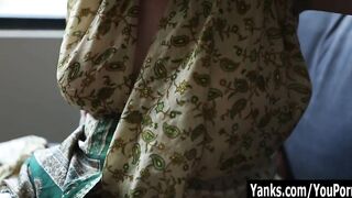 Yanks Blondie Nichole Massage Her Unshaved Snatch