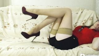 Blonde cougar having fun with her cunt
