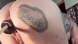 Lisa Lace gets nailed by a fucking machine, till she ejaculates and almost break