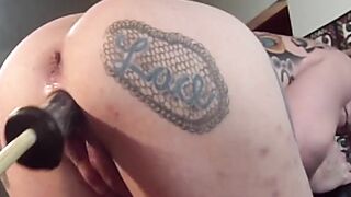 Lisa Lace gets nailed by a fucking machine, till she ejaculates and almost break
