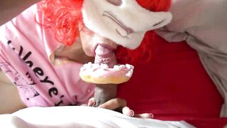 il mio ragazzo mi porta la colazione a letto e finisco per succhiare il cazzo con la ciambella