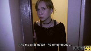 DEBT4k Chica guapa con una gargantilla satisface la erecciï¿½n del cobrador de deudas