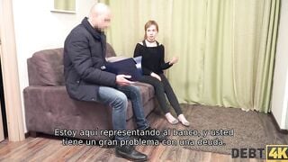 DEBT4k Chica guapa con una gargantilla satisface la erecciï¿½n del cobrador de deudas