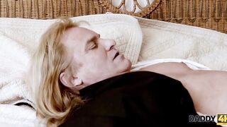 DADDY4K Hombre astuto seduce a la linda novia de su hijo antes de la ceremonia de la boda