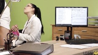 LOAN4K Chica viene a la oficina de prï¿½stamos por dinero pero se la follan