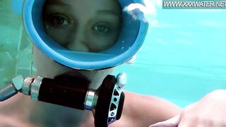 Hungarian pornstar Minnie Manga strokes her clitoris and ejaculates into the pool