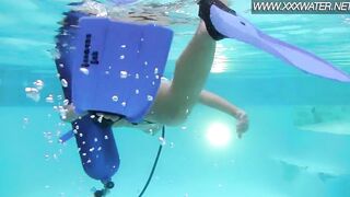 Hungarian pornstar Minnie Manga strokes her clitoris and ejaculates into the pool