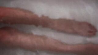 Junge Lesben lecken sich die muschi waehrend des badens