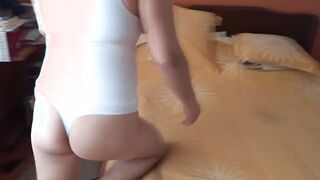 First time I masturbate inside front of my stepson, he doesn't resist and ejaculates on my boobies