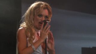 Daring dame survives hardcore 3some sex