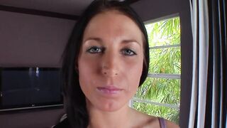 Diamond 18 year old tettona brunetta succhia e scopa il cazzo