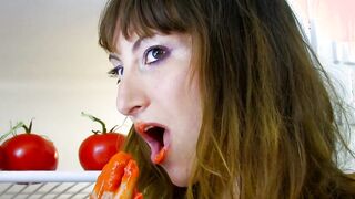 Eingeschmiert mit Tomatenamark fick sie ihn