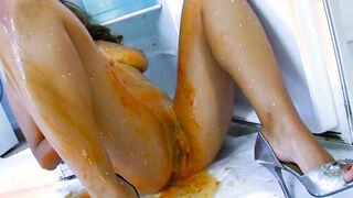 Eingeschmiert mit Tomatenamark fick sie ihn