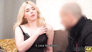 DEBT4k. Una ragazza dalle labbra sensuali lascia che l'esattore usi la sua figa