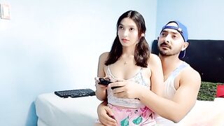 mi hermanastro me ayuda a jugar al final empieza a tocarme, me exito y terminamos follando