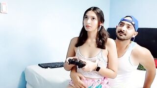 mi hermanastro me ayuda a jugar al final empieza a tocarme, me exito y terminamos follando