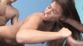Beauty Dreier nach Stripshow von der vollbusigen Dark Hair