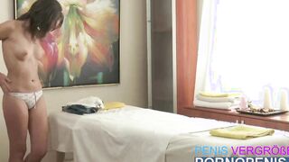Perv Masseur beruehrt big titted Cougar into Grind