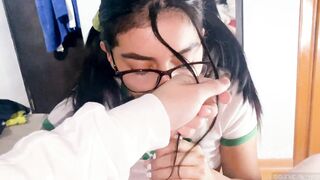 hot dark haired getting a head WITHOUT HANDS into front of the mirror