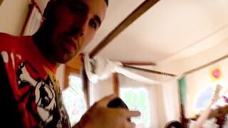 Es artet beim Nacktshooting aus und der Kameraman fickt das Modell