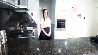 Mi hijastra colegiala me pide verga para ver que se siente
