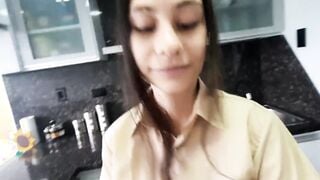 Mi hijastra colegiala me pide verga para ver que se siente