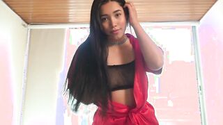 Bombshell sexy Linda shows her nice body and finger bang herself