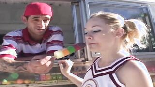 La bionda Cindy Loo viene scopata nella sua figa stretta