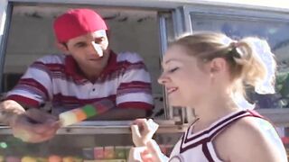 La bionda Cindy Loo viene scopata nella sua figa stretta