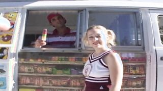 La bionda Cindy Loo viene scopata nella sua figa stretta