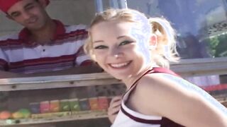 La bionda Cindy Loo viene scopata nella sua figa stretta