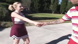 La bionda Cindy Loo viene scopata nella sua figa stretta