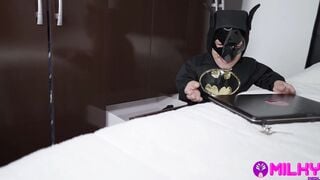 Dwarf Batman takes the opportunity to got inside the bed of the huge butt Thaina Fields... Is that your hero? because mine does
