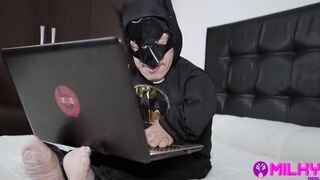 Dwarf Batman takes the opportunity to got inside the bed of the huge butt Thaina Fields... Is that your hero? because mine does