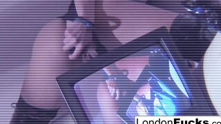 Londons Keyes Beauty TV Anal Solo
