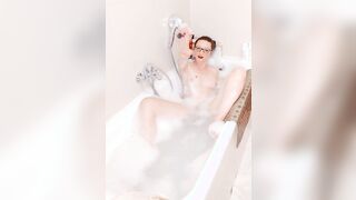 Delia Bagno caldo e divertente into live