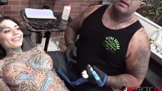 Tiger Lilly gets a forehead tattoo while naked