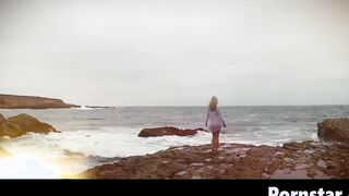 Beauty Scarlet Red Finger Bang Her Bald Cunt Solo