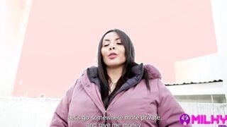 Milf muestra sus grandes tetas y su increíble culo gigante en la calle -- Maryam Goddess