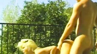 Blonde plowed on the tennis court