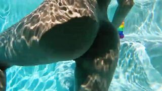 Camsoda - Amateur Teenie Masturbates Underwater With Favorite Toy