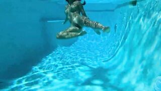 Camsoda - Amateur Teenie Masturbates Underwater With Favorite Toy