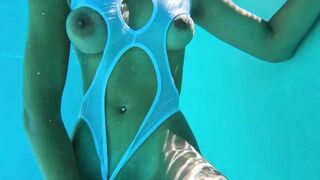 Camsoda - Amateur Teenie Masturbates Underwater With Favorite Toy